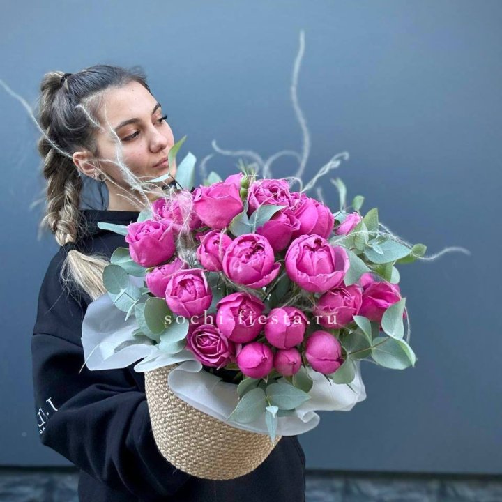 Пионовидные розы  в джутовом кашпо  в Томске