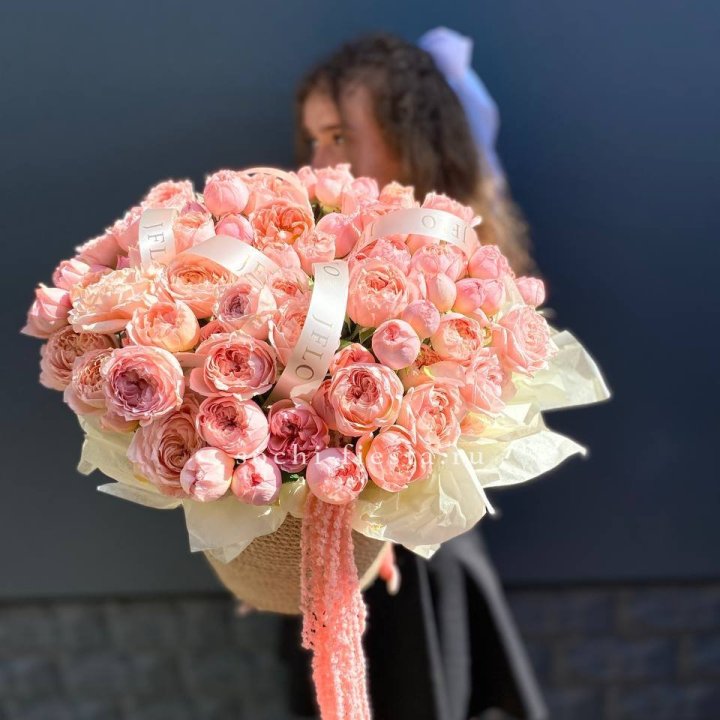 Кустовые розы Джульетта в джутовом кашпо в Томске