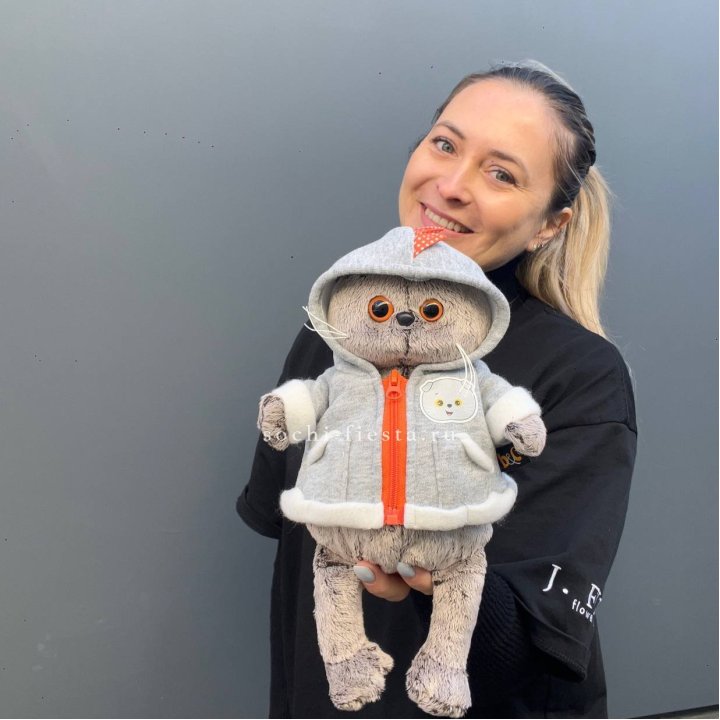 Кот Басик в толстовке в Томске