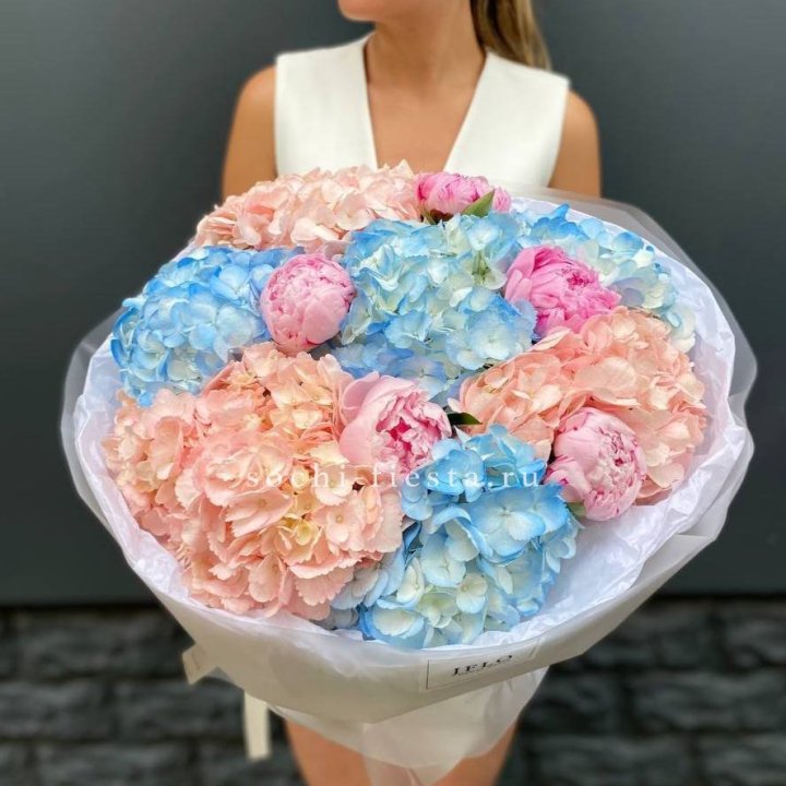Дуобукет гортензии с пионами  в Томске