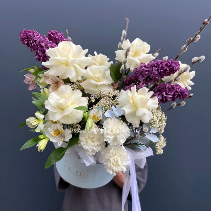 Цветочный бокс Французских роз и Сирени в Томске