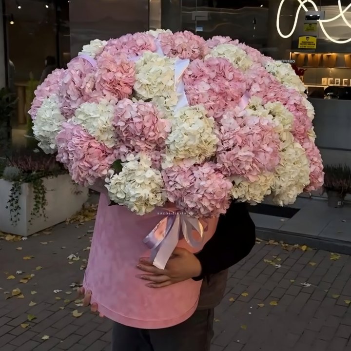 Дизайнерский цилиндр с гортензиями  в Томске