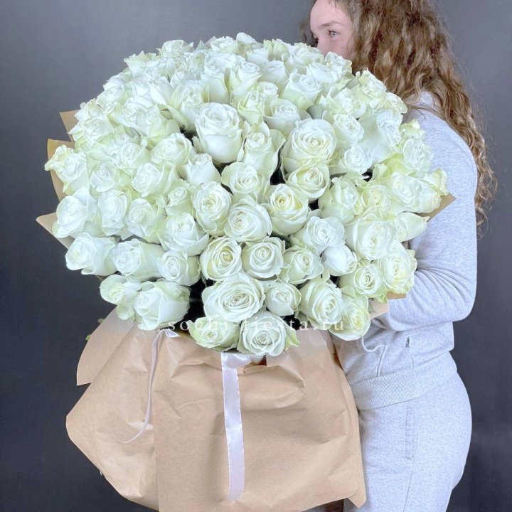 101 белая высокая импортная роза в Томске