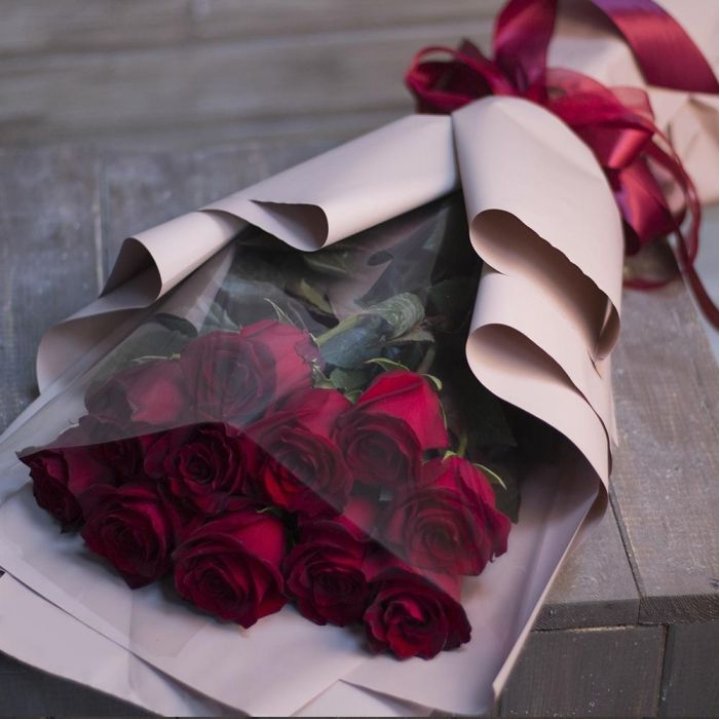 11 голландских роз в оформлении в Томске