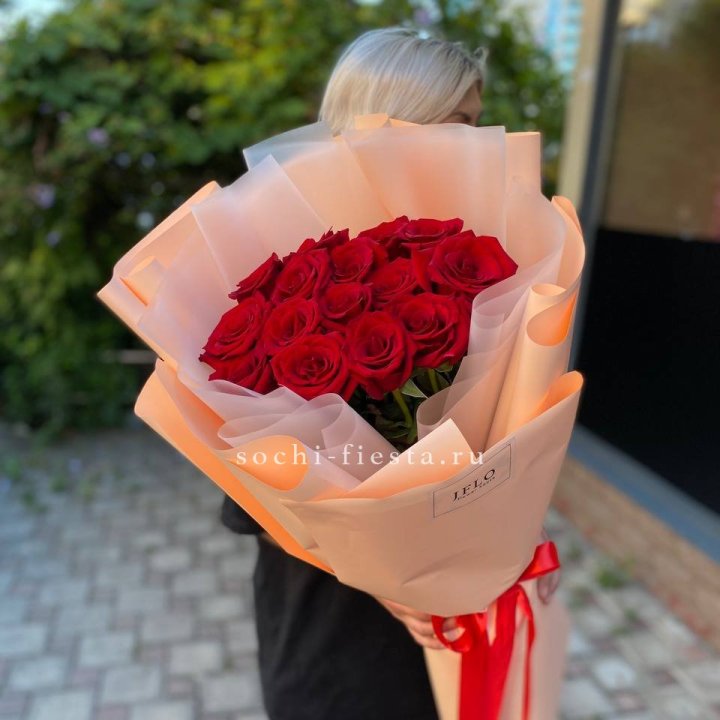 15 голландских роз в оформлении в Томске