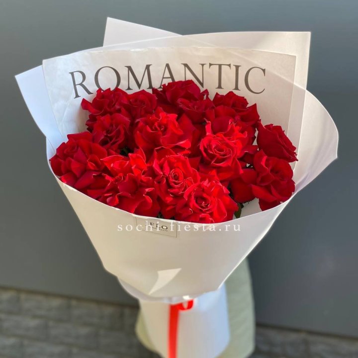 19 высоких роз в оформлении в Томске