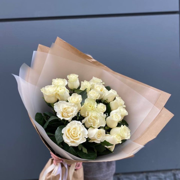  Букет  высоких белых роз   в Томске