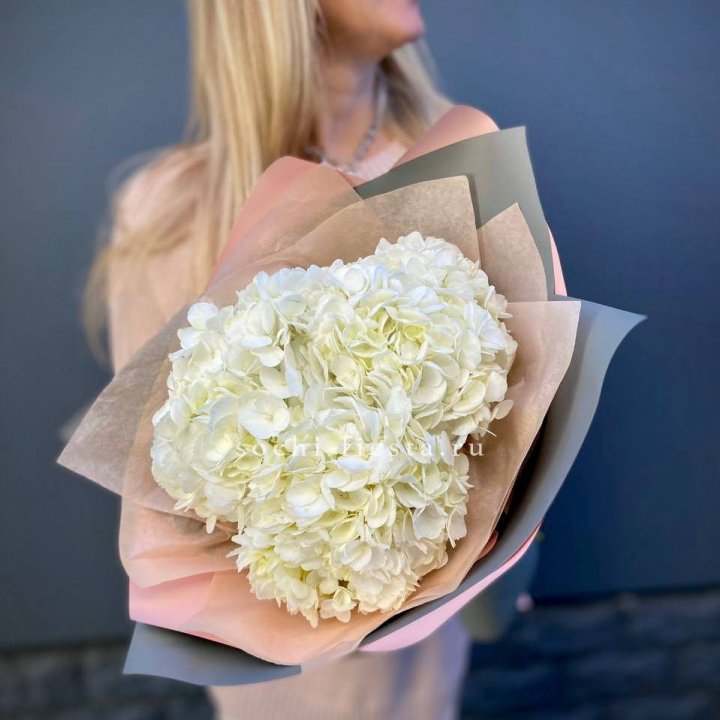 Букет из трёх белых гортензий в Томске