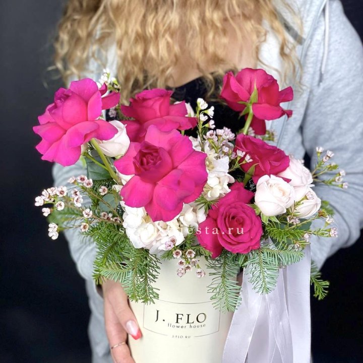 Новогодняя композиция в коробке пинк розе в Томске