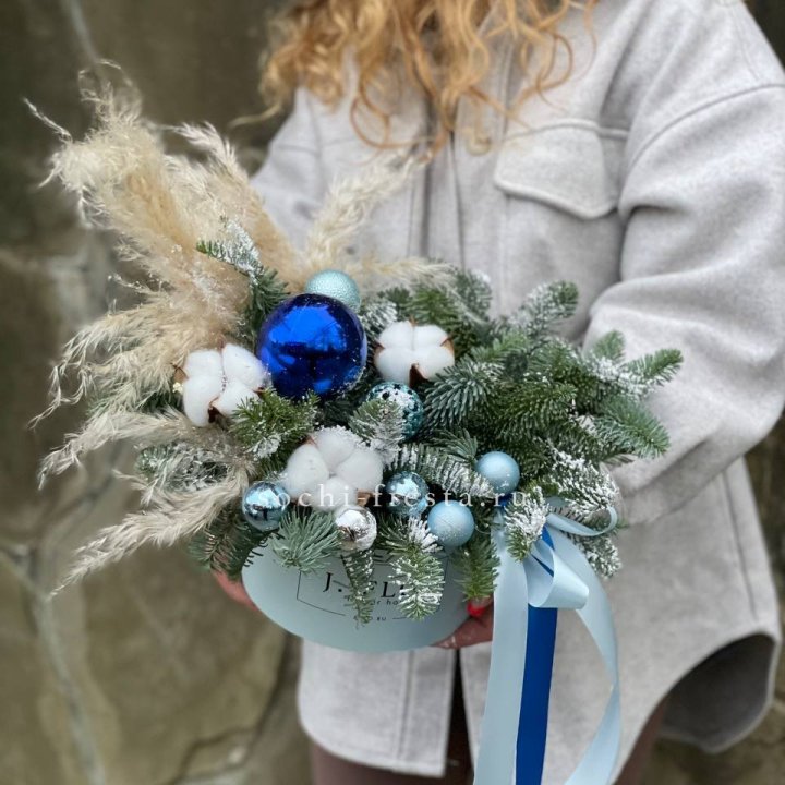 Новогодняя композиция в коробке блю в Томске