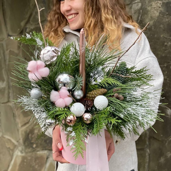 Новогодняя композиция в коробке пинк в Томске