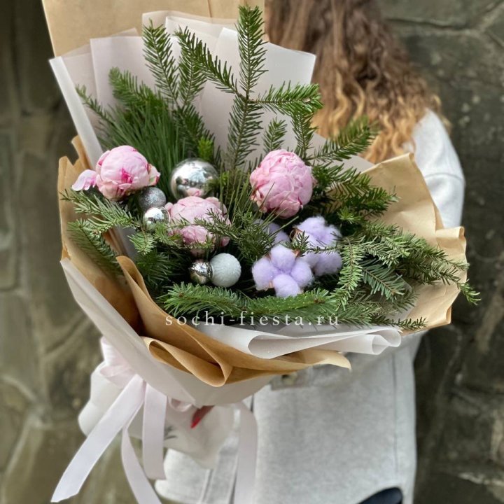 Новогодний букет с пионами  в Томске