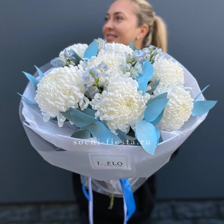 Букет хризантем Бигуди и дельфиниума  в Томске
