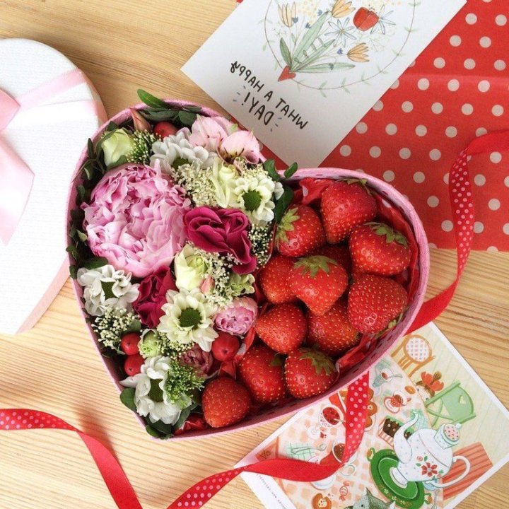 Бокс с клубникой и цветами в Томске
