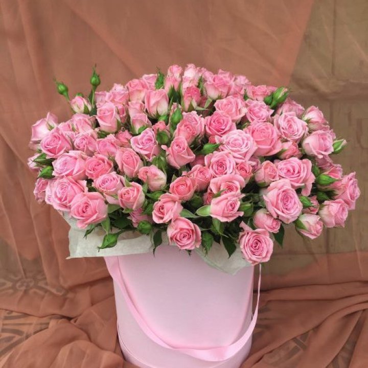 Кустовые розы в коробке в Томске