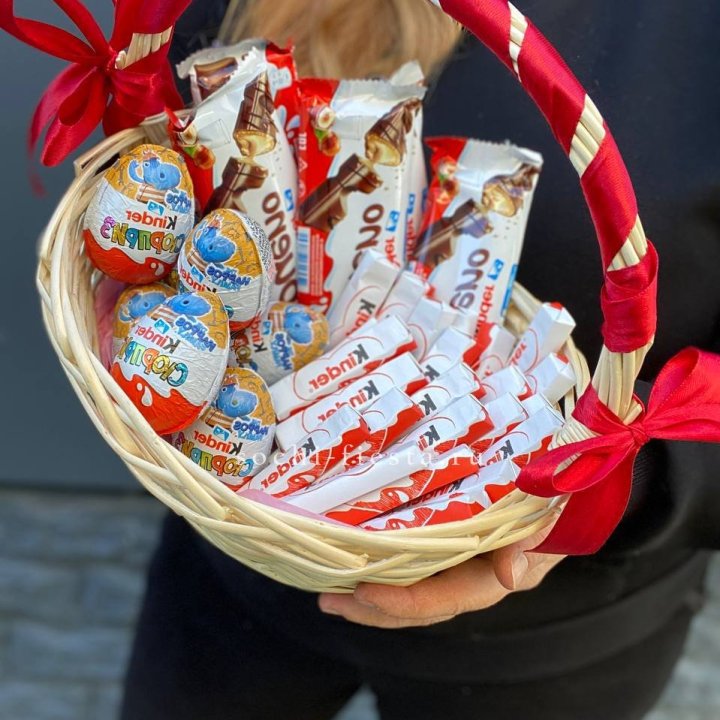 Корзина с киндерами  в Томске