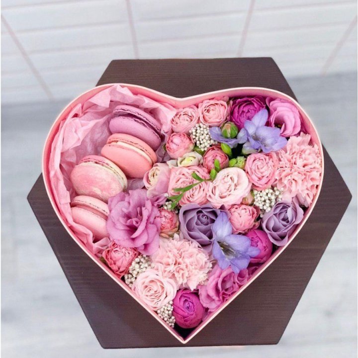 Бокс-сердце с макаронс  в Томске