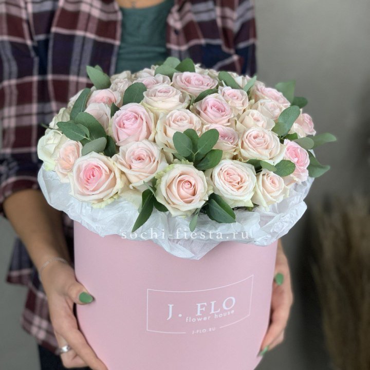 35 розовых роз в цилиндре в Томске