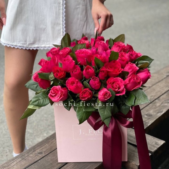 55 алых роз в кубе в Томске