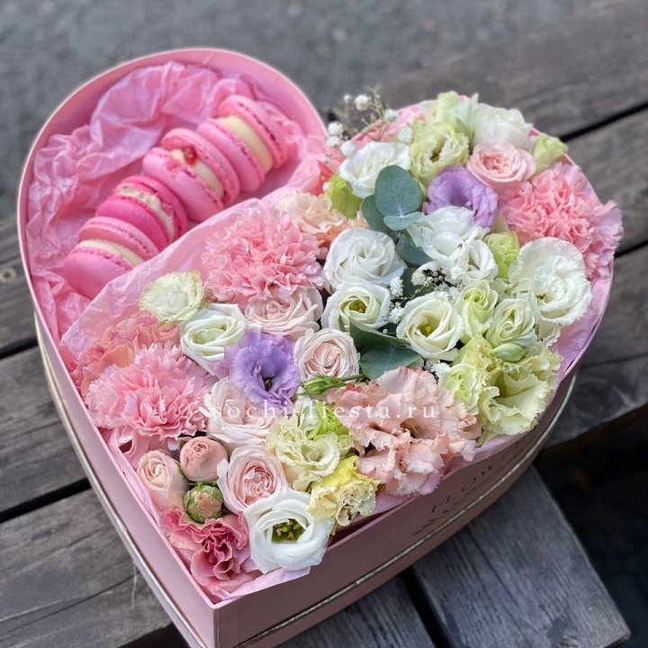 Бокс-сердце с макарон "Пинк" в Томске