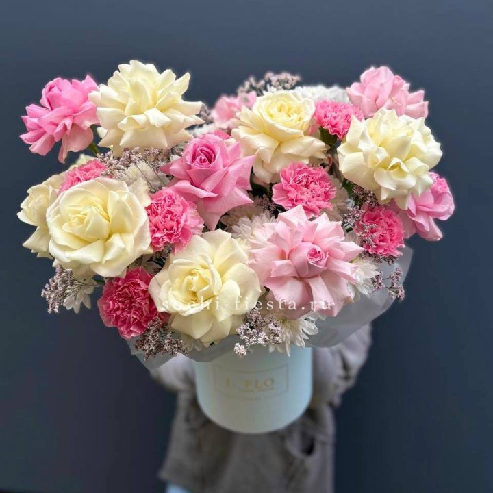 Коробка французских роз и диантусов "Бони" в Томске