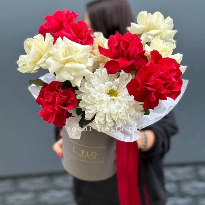 Французские розы с хризантемой в боксе в Томске