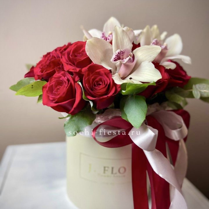 Розы и орхидеи в боксе в Томске