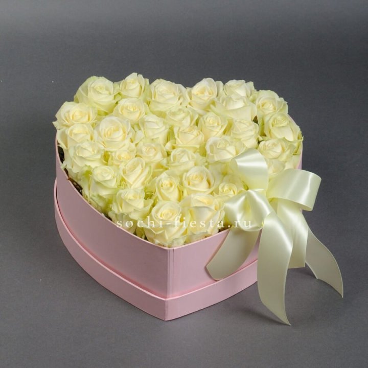 35 белых роз в коробке "Сердце" в Томске