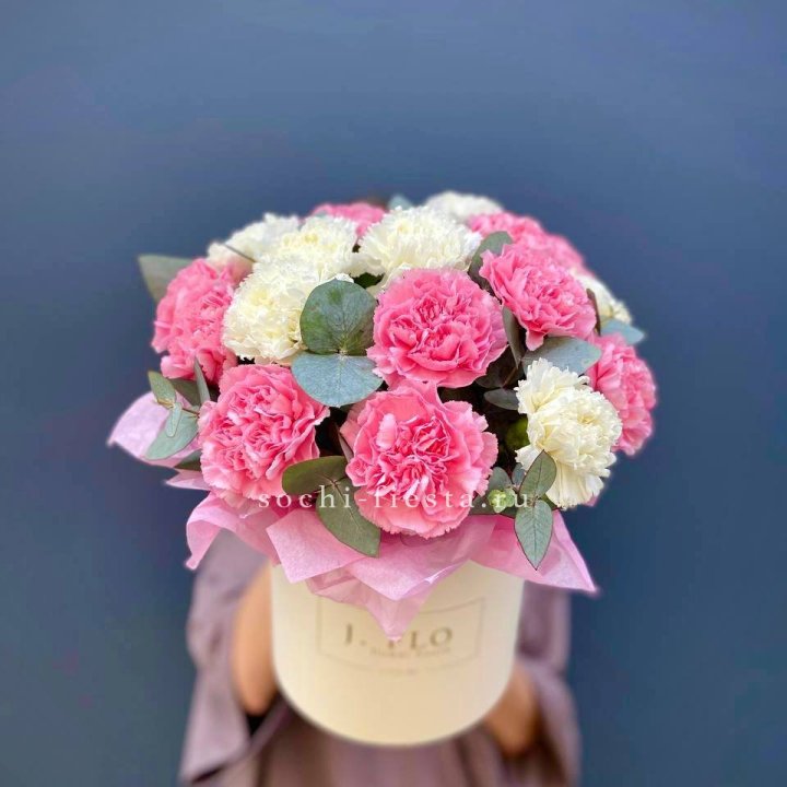 Диантусы в цилиндре в Томске