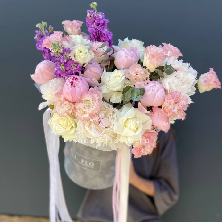 Дизайнерский цилиндр с пионами "Ривьера" в Томске