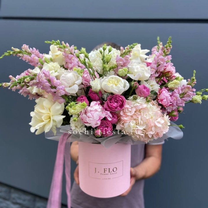 Дизайнерский цилиндр с пионами "Саманта" в Томске