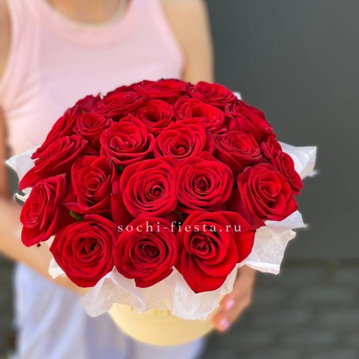 Красные розы в цилиндре в Томске