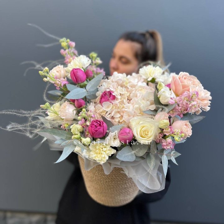 Цветочная композиция в джутовом боксе  в Томске