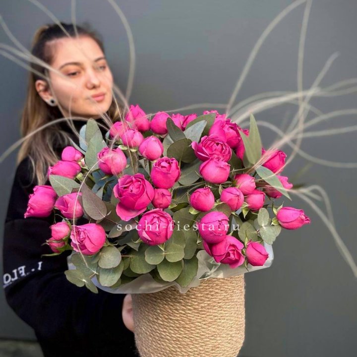 Пионовидные розы Мисти Бабблс в джутовом кашпо в Томске