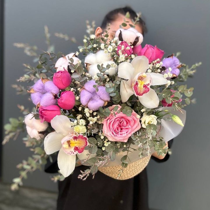 Орхидея и розы в джутовом кашпо в Томске