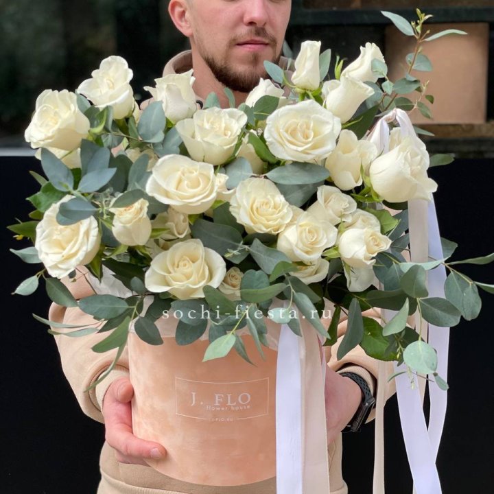 41 белая роз в бархатном боксе в Томске