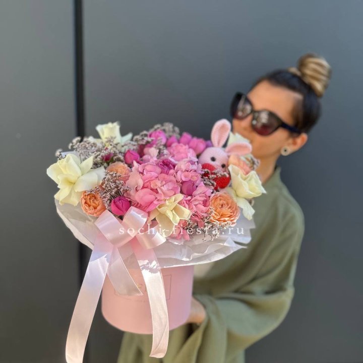 Дизайнерский цилиндр с игрушкой "Лола" в Томске