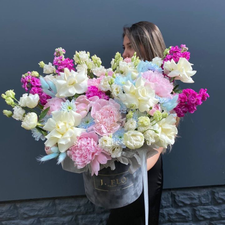 Дизайнерский цилиндр "Пионы гарден" в Томске