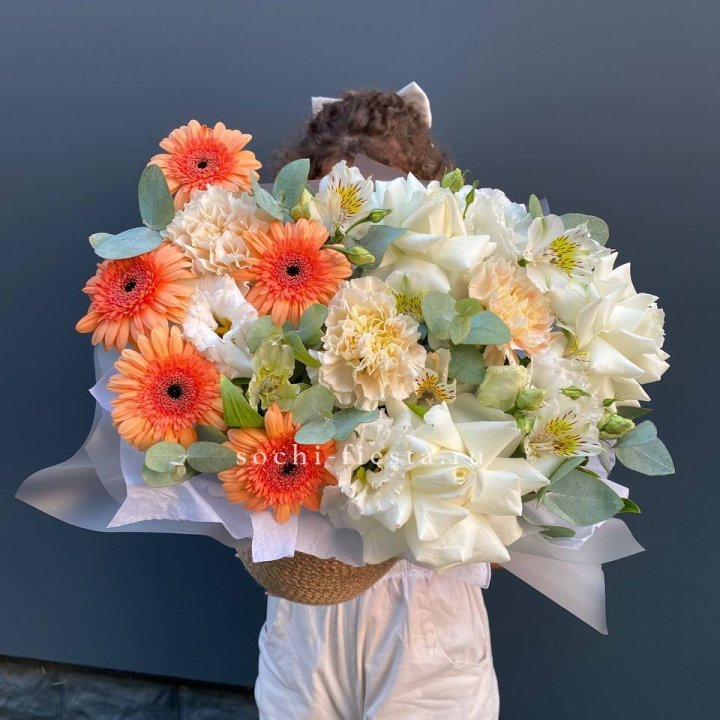 Розы и герберы в джутовом кашпо "Георгино" в Томске