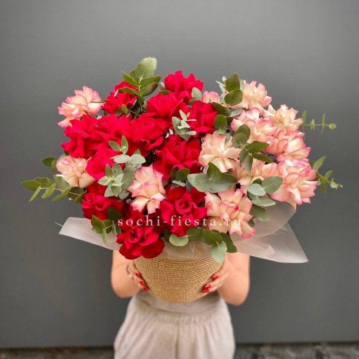 25 Французских роз в джутовом кашпо  в Томске