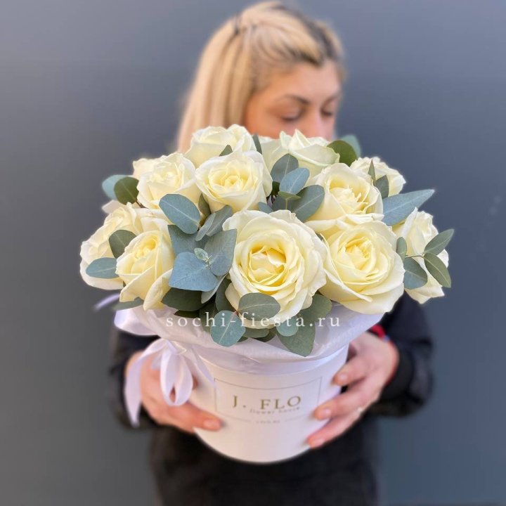 15 белых роз в боксе в Томске