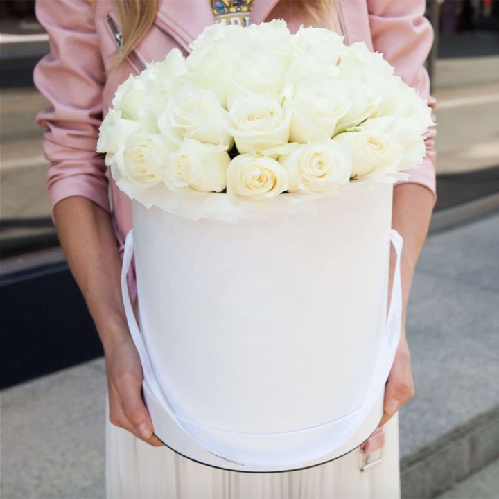 35 белых роз в цилиндре в Томске