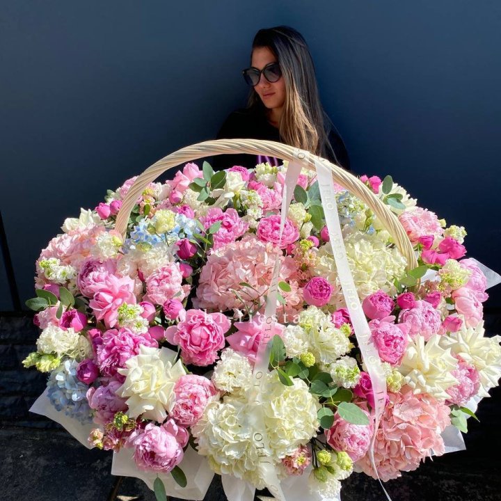 Цветочная корзина из пионов и пионовидных роз "Перфекте" в Томске