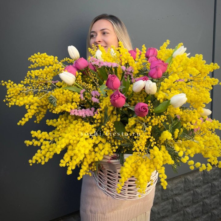 Цветочная корзина с мимозой "Спринг" в Томске