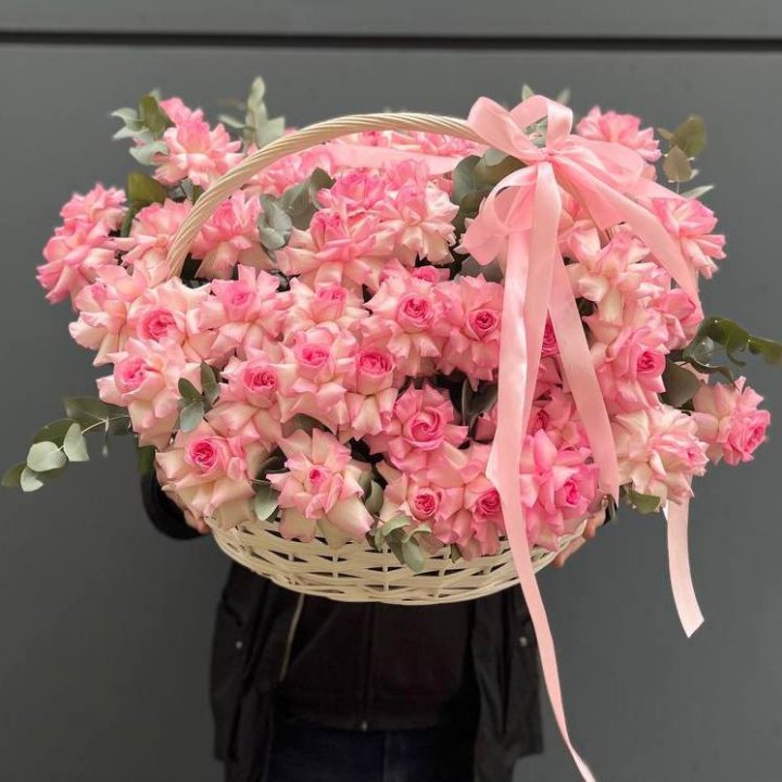 51 розовая роза в корзине в Томске