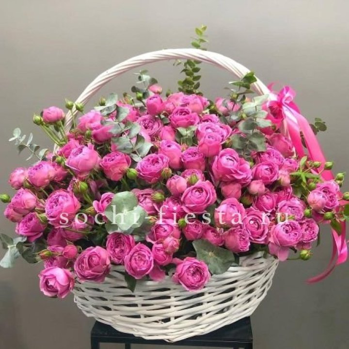 65 пионовидных кустовых роз в корзине в Томске