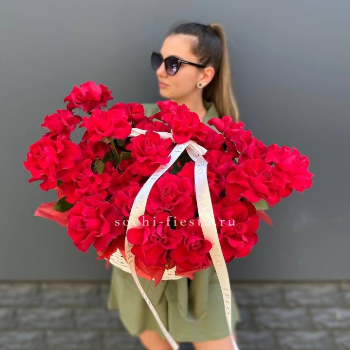 Красные французские розы в корзине в Томске