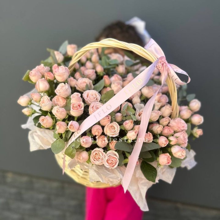 Корзина кустовых пионовидных роз в Томске