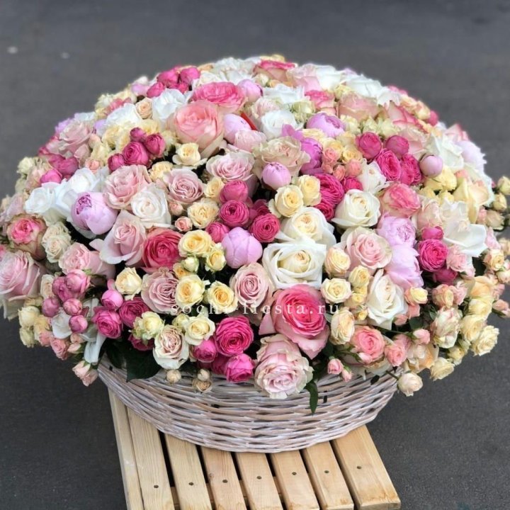 Цветочная корзина из пионов и пионовидных роз "Юниверсити" в Томске