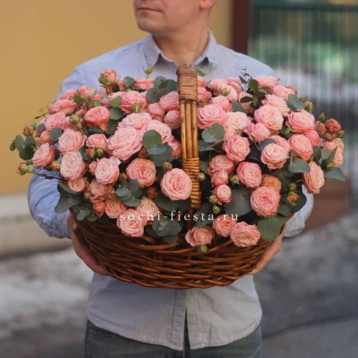 Корзина из 101 пионовидной розы в Томске